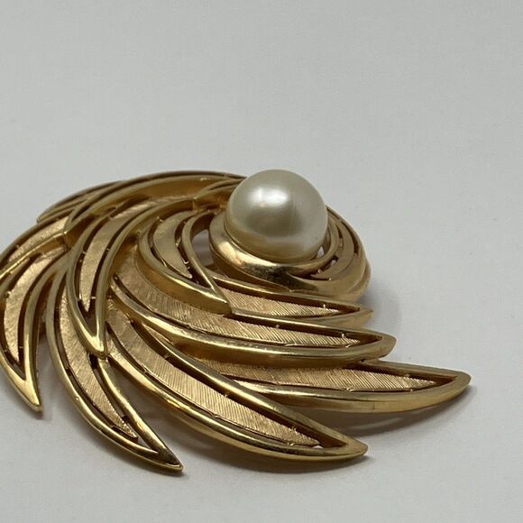 Crown Trifari Brooch Pin Swirl Gold Tone Faux Pearl Vintage Retro Classic MCM - Picture 11 of 15